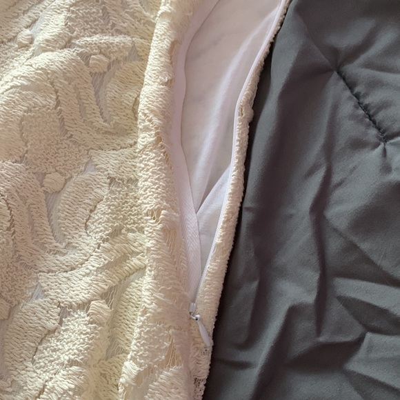 Off-White Lace Form Fitting Midi Dress Size 6 - Picture 3 of 7